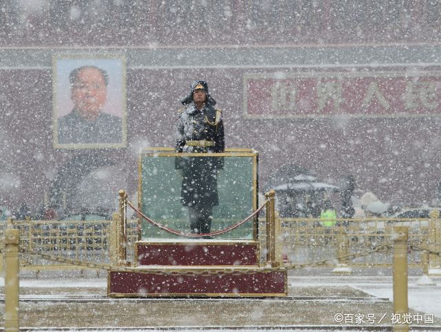 军人雪天站岗图片图片